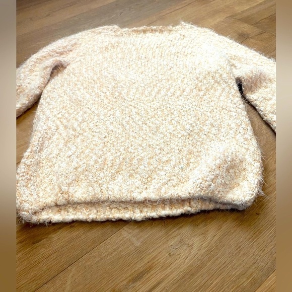 🌟 David Bitton Buffalo Sz Med Women’s Creamy & White Eyelash Sweater - Picture 7 of 10